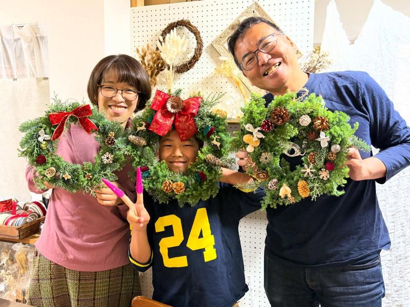 イベントレッスンの様子(ご家族でリース作り)