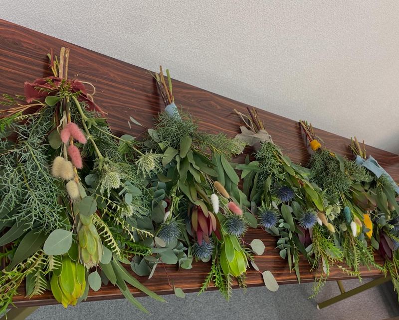 出張レッスンで使用する花材の束