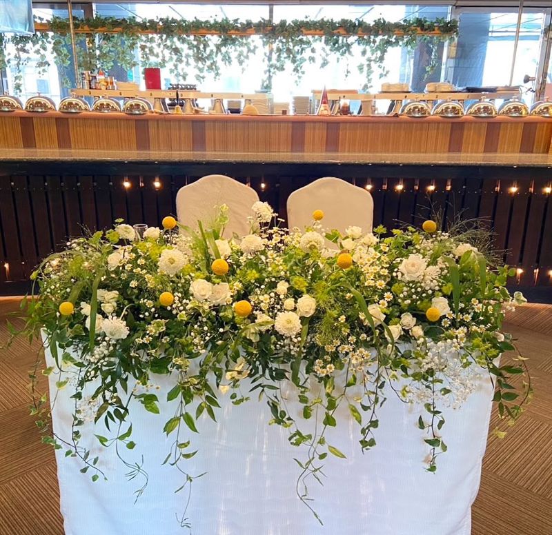 メインテーブルの白い装花